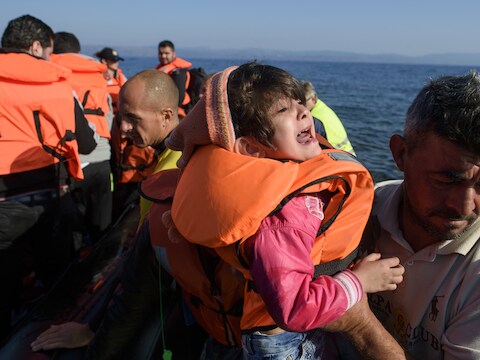 Bootvluchtelingen bij hun aankomst op het Griekse eiland Lesbos gisteren.