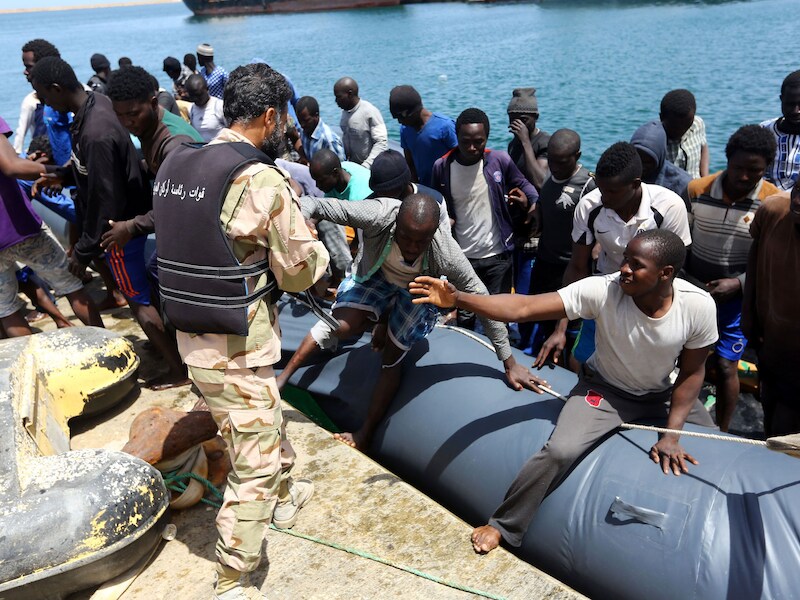 Vluchtelingen worden opgevangen op de Libische marinebasis in Tripoli.