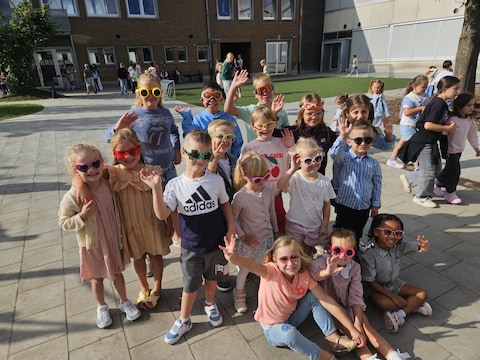 De kinderen van basisschool De Wingerd daagden met allerlei brillen naar school op, van een ski- en zonnebril tot fietsbrillen.