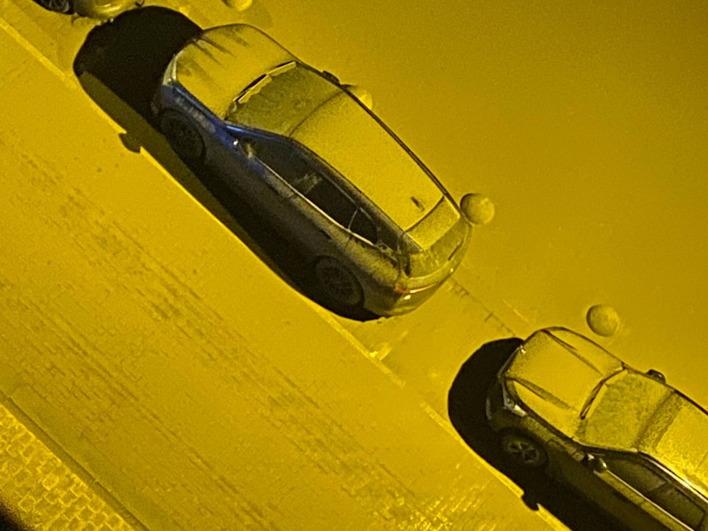 Heel wat wagens zitten onder het zand op de zeedijk in Middelkerke.