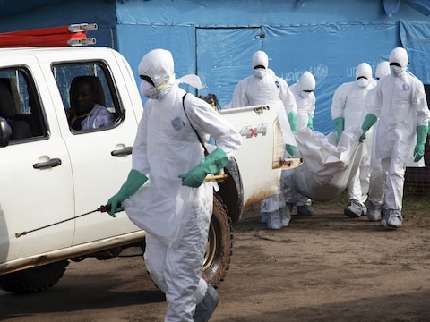 Een vrouw die aan ebola is overleden wordt uit een Liberiaans ziekenhuis gehaald, zodat ze begraven kan worden