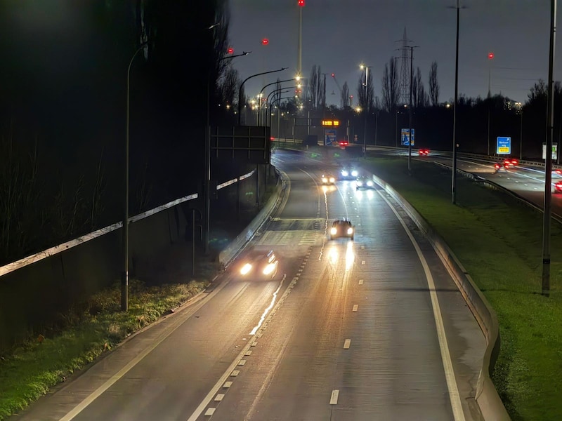 Un camionero que iba en sentido contrario provocó el domingo por la tarde un accidente de tráfico en la A12, cerca de Ekeren, en el que un ocupante de un turismo resultó levemente herido y el conductor fue detenido posteriormente en Berchem.