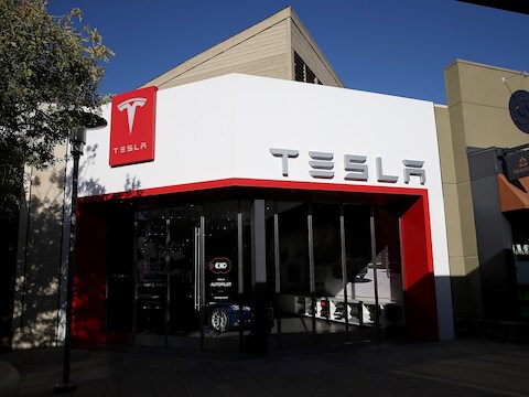 Tesla Motors heeft in het eerste kwartaal 14.820 auto's aan de man gebracht. Dat zijn er bijna de helft meer dan een jaar eerder, maar wel minder dan de 16.000 stuks waar het bedrijf zelf voor die periode op rekende.