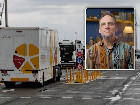 De trucks rijden de Antwerpse haven binnen. Van daaruit gaat het richting Burkina Faso. Inzet: Peter Van Dingenen.