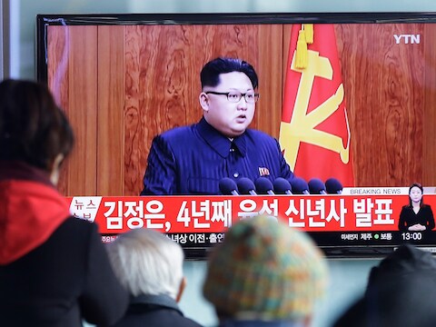 Noord-Koreanen kijken naar de nieuwjaarsboodschap van de Leider waarin Jong-un oproept tot vrede en dialoog met de aartsvijand.