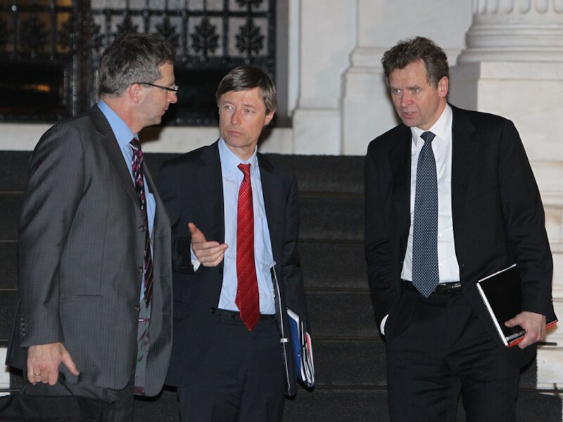 Klaus Masuch (Europese Centrale Bank), Poul Thomsen, (hoofd IMF Griekenland) en Matthias Mors (Europese Commissie) na meeting met Lucas Papademos