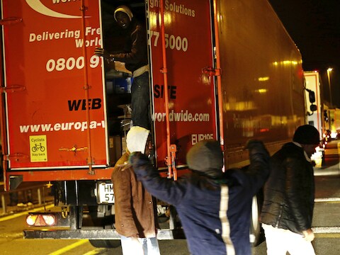 Beeld van de voorbije nacht. Migranten forceren trucks open en proberen zo in Engeland te raken.