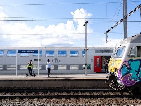 Er rijden minder treinen tussen Antwerpen-Zuid en Sint-Niklaas door personen nabij de sporen in Zwijndrecht (themabeeld).