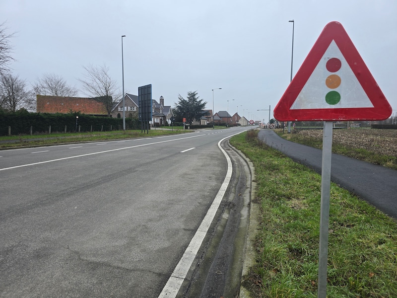 Een nieuwe week, een nieuw werkje op de Tieltsesteenweg in Aalter: zelfs twee keer aanschuiven aan verkeerslichten