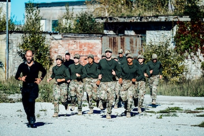 Rekruten starten loodzware ‘Special Forces’ met 300 burpees en rake klappen: eerste deelnemers krijgen het al moeilijk