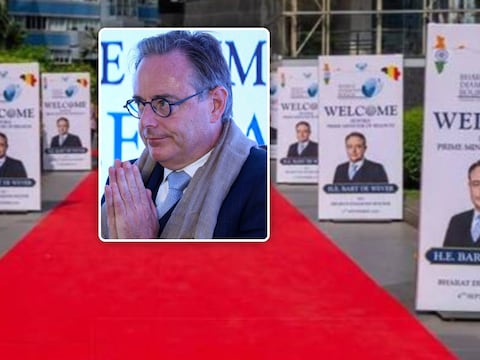 Bart De Wever bezoekt diamantbeurs in Mumbai, en ze hebben niet op een poster of twee gekeken om hem welkom te heten