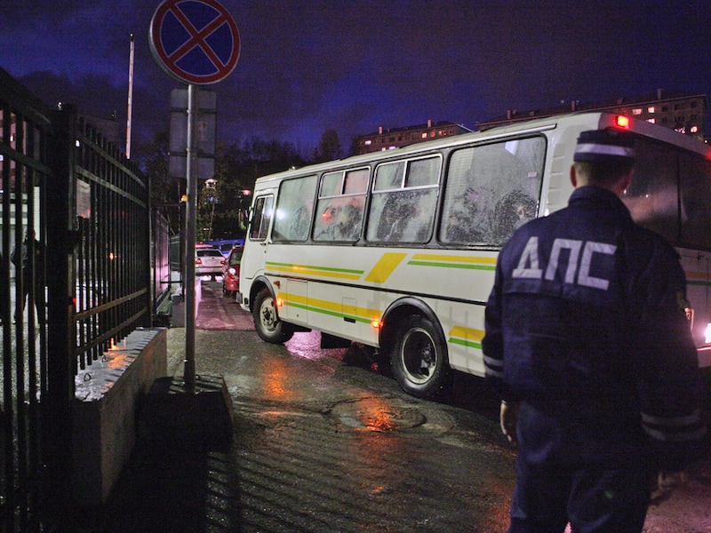 De activisten werden met busjes weggevoerd.
