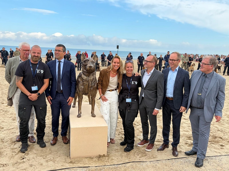 Ellen Callebout onthult monument voor diensthonden in Koksijde: “Ze staan elke ochtend klaar en keren elke avond weer mee naar huis”