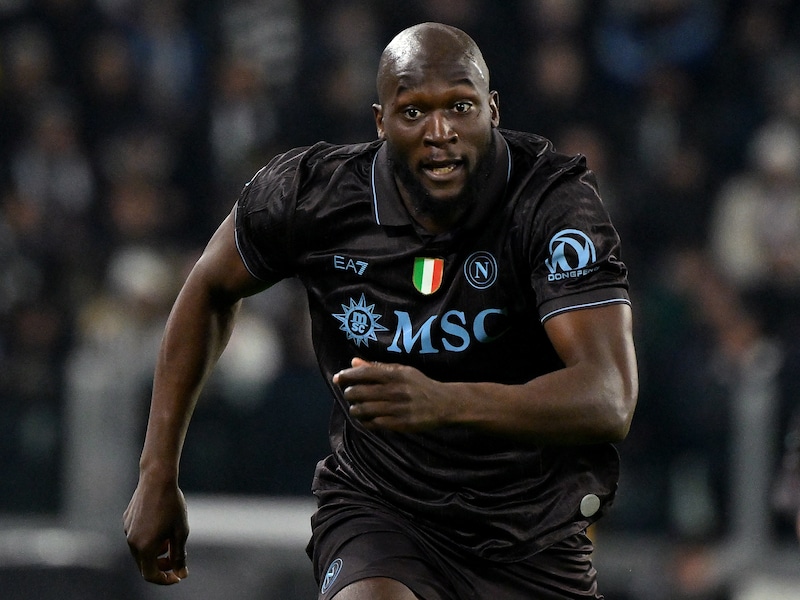 Zware periode eindelijk achter de rug: Romelu Lukaku viert na meer dan vijf maanden zijn rentree voor verliezend Napoli