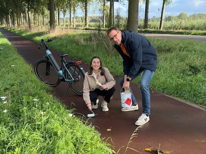 Gemeenteraadslid Lotte Vermoesen en lokaal CD&V-voorzitter Jan Tack willen onder meer witte belijning op het onverlichte fietspad op de Zalegemdijk