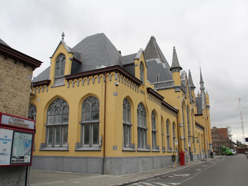 De gevel van het Veurnse stationsgebouw is uit de stelling