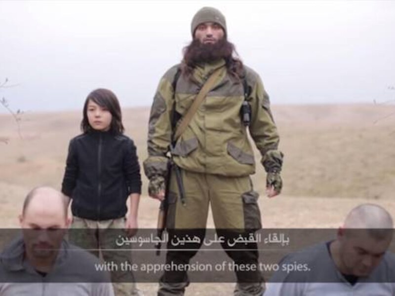 Still uit de IS-video waarin een jongen twee zogenaamde Russische spionnen doodschiet.