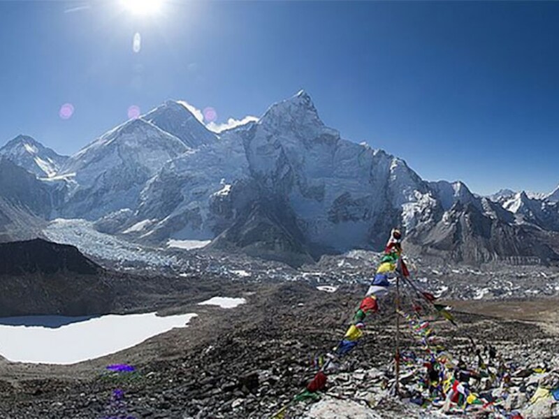 Zicht op de top van de Mount Everest vanuit het basiskamp.