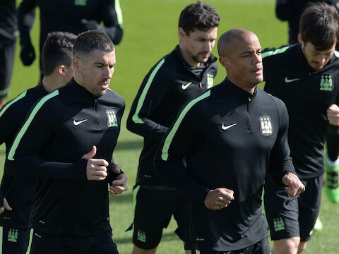 Kompany (rechts) en Kolarov op training bij City.