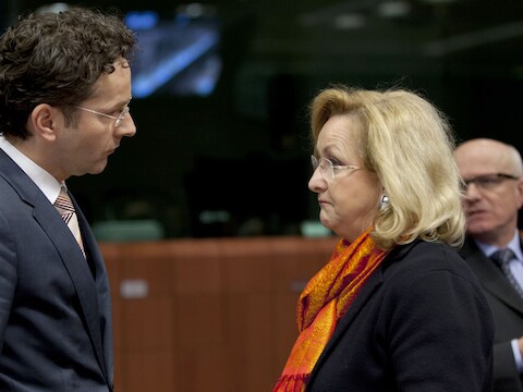 Eurozone-voorzitter Jeroen Dijsselbloem praat met Oostenrijks minister Maria Fekter.