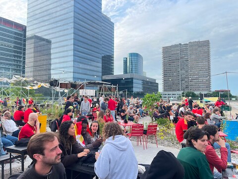De open gaat door op Place Noord in Brussel, waar eerder deze zomer een fandorp stond voor het WK voetbal.