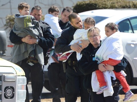Politieagenten evacueren 53 kinderen van de crèche in Gatineau, waar een schietpartij plaats had.