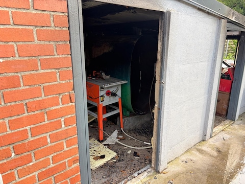 Bij slijpwerken in dit bijgebouw zorgden wegschietende gensters voor een vuurhaard. 