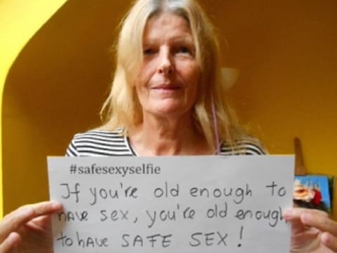 Ninette Murk, bezielster van Designers Against Aids en haar #safesexyselfie
