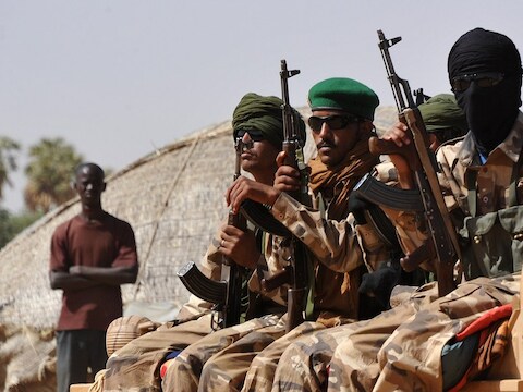 Toeareg-troepen vinden opnieuw voet aan de grond in Noord-Mali nu hun islamitische opponenten ook met de Fransen af te rekenen krijgen.