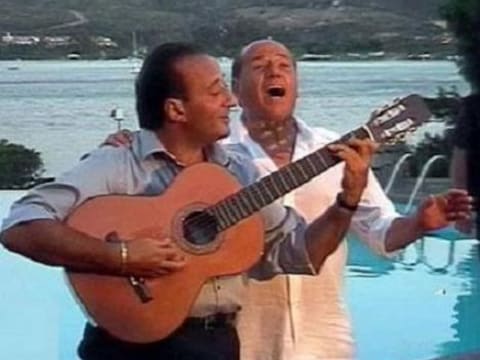 Berlusconi en Apicella samen in actie.