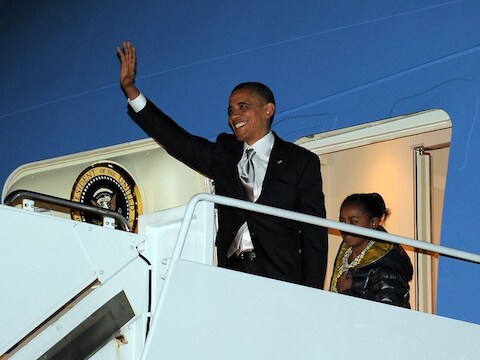 Obama gaat aan boord van de Air Force One.