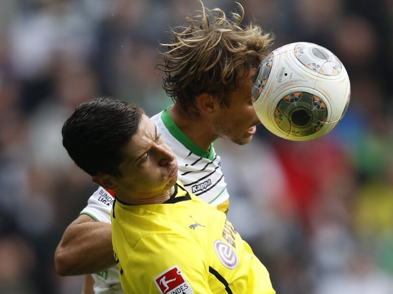 Tony Jantschke wint het kopbalduel tegen Robert Lewandowski.