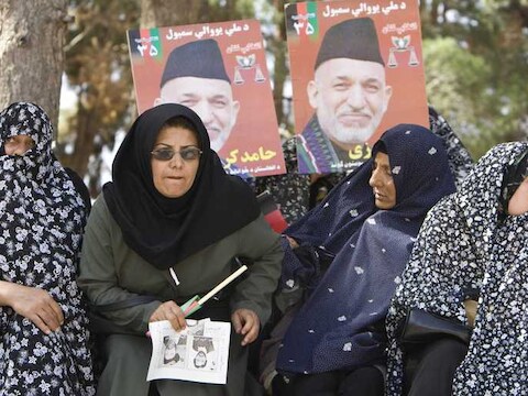 Karzai zou de wet hebben toegelaten in ruil voor steun van sjiitische fundamentalisten bij de presidentsverkiezingen.
