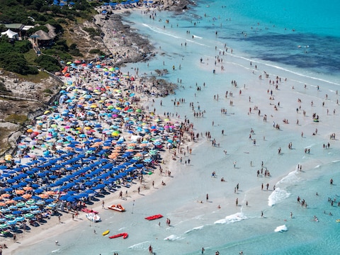 Het populaire strand La Pelosa op het eiland Sardinië is volgeboekt tot en met 12 september