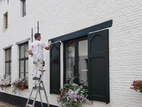 Verschillende historische panden in het Begijnhof van Diest krijgen een onderhoudsbeurt. Onder meer ramen, deuren, luiken en poorten worden opnieuw geschilderd of gebeitst.