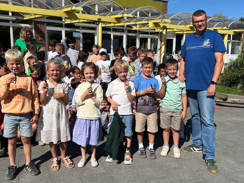 Leerlingen van het eerste jaar in VBS Driespan Zevekote kregen een pen