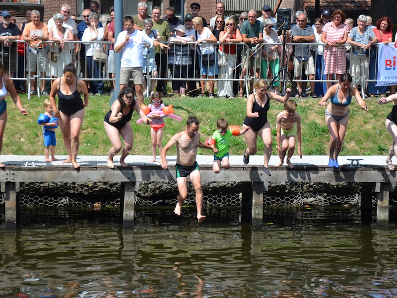 Lokeren start deze zomer proefproject met zwemmen in Moervaart, maar oppositie spreekt van ‘privilege voor enkelen’: waarom vrije zwemzone nog niet voor iedereen is