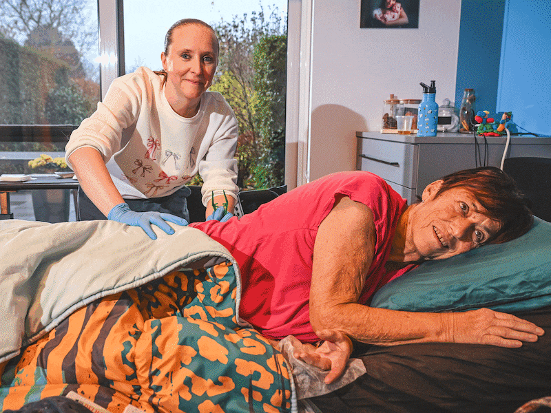 Nancy Jansen (41) werkt al 11 jaar met hart en ziel als thuisverpleegster. We trekken een hele dag samen met haar van patiënt tot patiënt. 