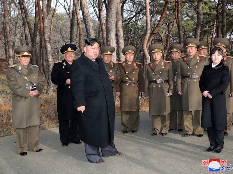 De Noord-Koreaanse leider Kim Jong-un (derde van links) samen met zijn dochter Kim Ju-ae (rechts) bij een raketoefening. 