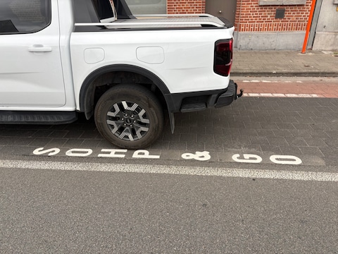 Eén van de ‘shop & go’-plaatsen langs de Guido-Gezellelaan in centrum Deinze werd door een klein foutje van de aannemer een ‘sohp & go’-plaats.