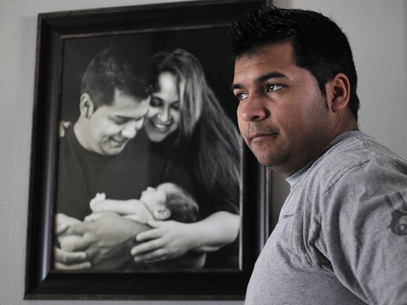 Erick Muñoz poseert voor een portret van zichzelf, zijn echtgenote Marlise en hun zoontje Mateo.