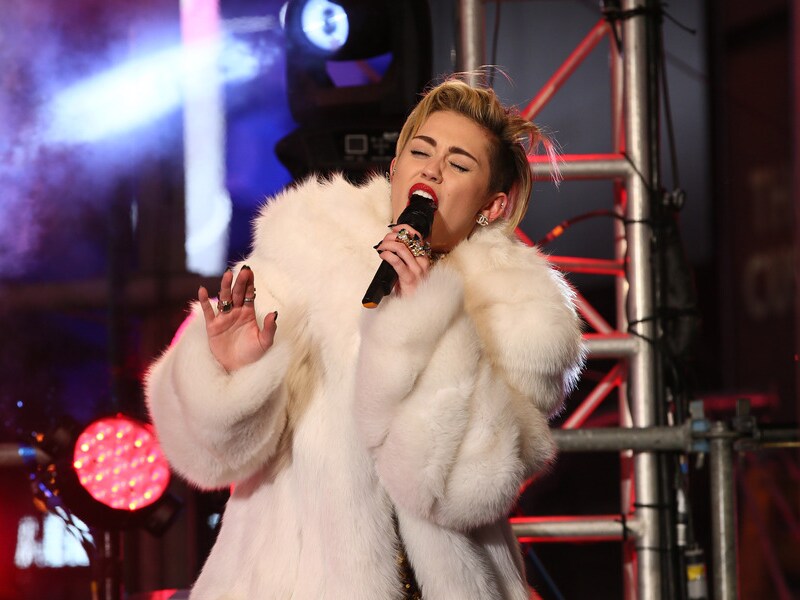 Miley Cyrus gaf gisterennacht een optreden op Times Square.