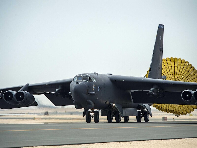 Een B-52 landt op de luchtmachtbasis Al-Udeid in Qatar om ingezet te worden tegen IS.