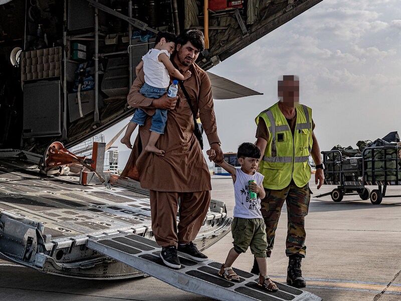 Een Afghaans gezin arriveert in Islamabad Airport nadat ze door de Belgische reddingsmissie zijn geëvacueerd uit Kaboel.