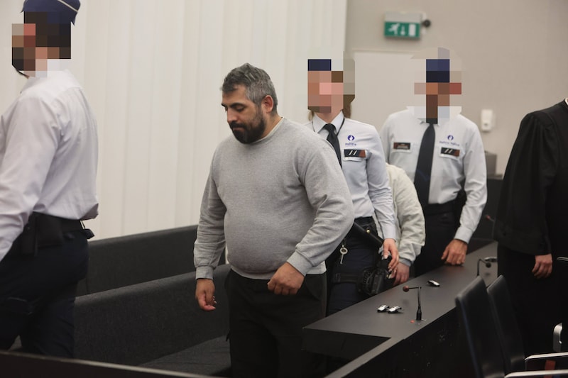 Nicusor, de stiefvader van Raul wordt weggeleid uit de rechtbank. 