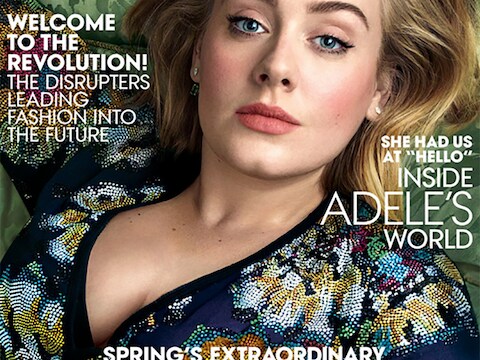 Adele schittert onder meer in een zijden creatie van Burberry.