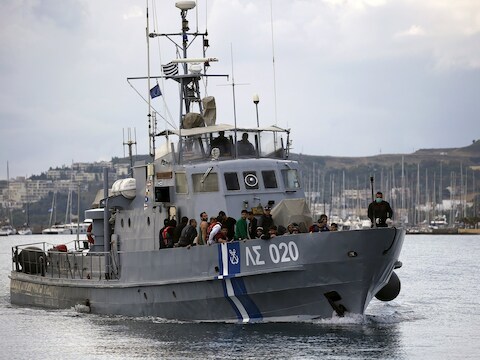 Vluchtelingen uit Syrië aan boord van een Grieks kustwachtschip.