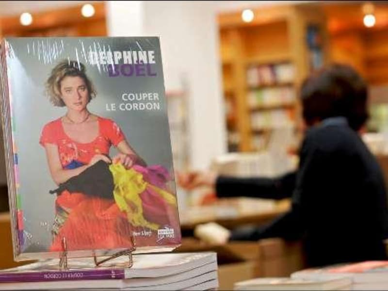 Het boek van Delphine heet "De navelstreng doorknippen"