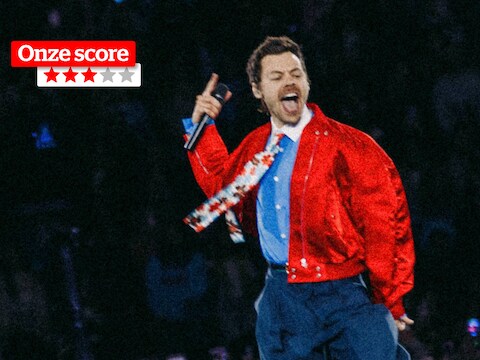 Harry Styles bij de start van zijn concert.