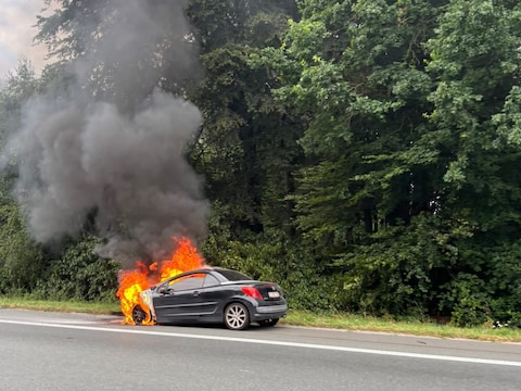 Wagen brandt volledig uit op E40 in Aalter.